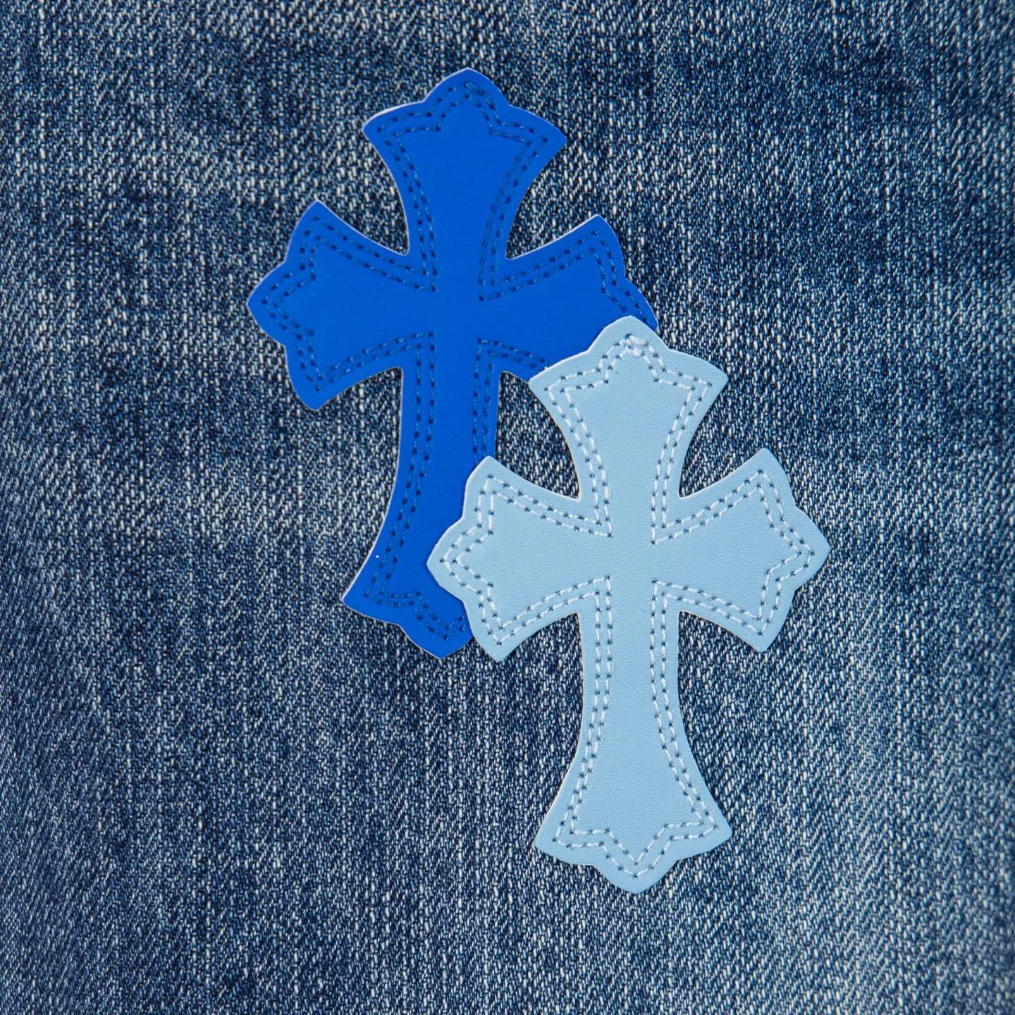 P260 Chrome Hearts Miami-limited blue pants, blue leather cross couple jeans, hot trend this season, sought after by countless celebrities and fashionistas. The neat details of the cutting process add color to the playful fashion! The neat and meticulous design, and the well-fitting structure is unique. The upper body not only has outstanding recognition, but also looks younger and younger. A style with the ultimate wearing meaning and performance, gorgeous color matching, and the craftsmanship of this style is also extremely extraordinary. After the finished product is washed, it is disassembled and hand-made with sheepskin cross leather and then spliced ​​together to complete. The whole piece has too many craftsmanship to describe. It is decorated with patchwork cross flowers and high-waisted washed jeans! ! Absolutely high-end luxury product, a god-level single product, a super popular product, made by top heavy industry, a magic weapon that cannot be missed to hit the streets. Style number: 1832 Size: 28 30 32 34 36 Color: blue